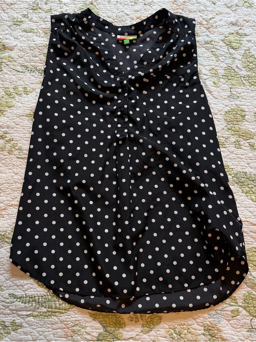 Polka dot tank with buttons
